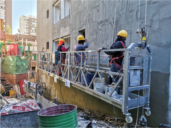 Andamio colgante eléctrico de MacUP trabajando en la fachada del Edificio Acción Maule de Constructora Copahue, demostrando eficiencia en altura.
