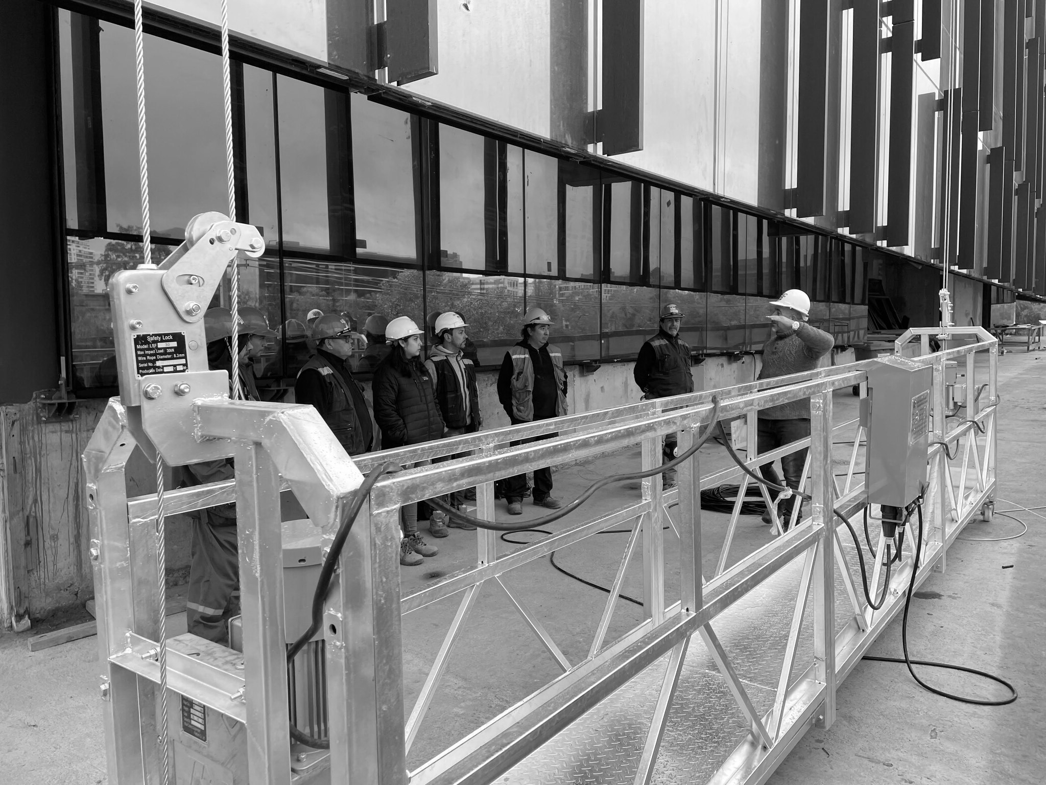 Plataforma de cremallera MacUP en fachada de edificio